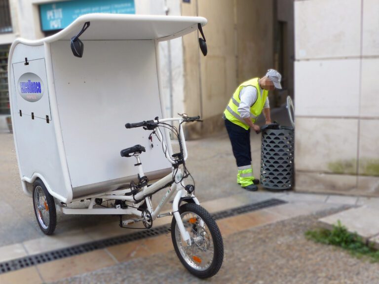 Excellence Propreté entreprise de nettoyage professionnel Montfavet Avignon - collecte corbeilles velo cargo